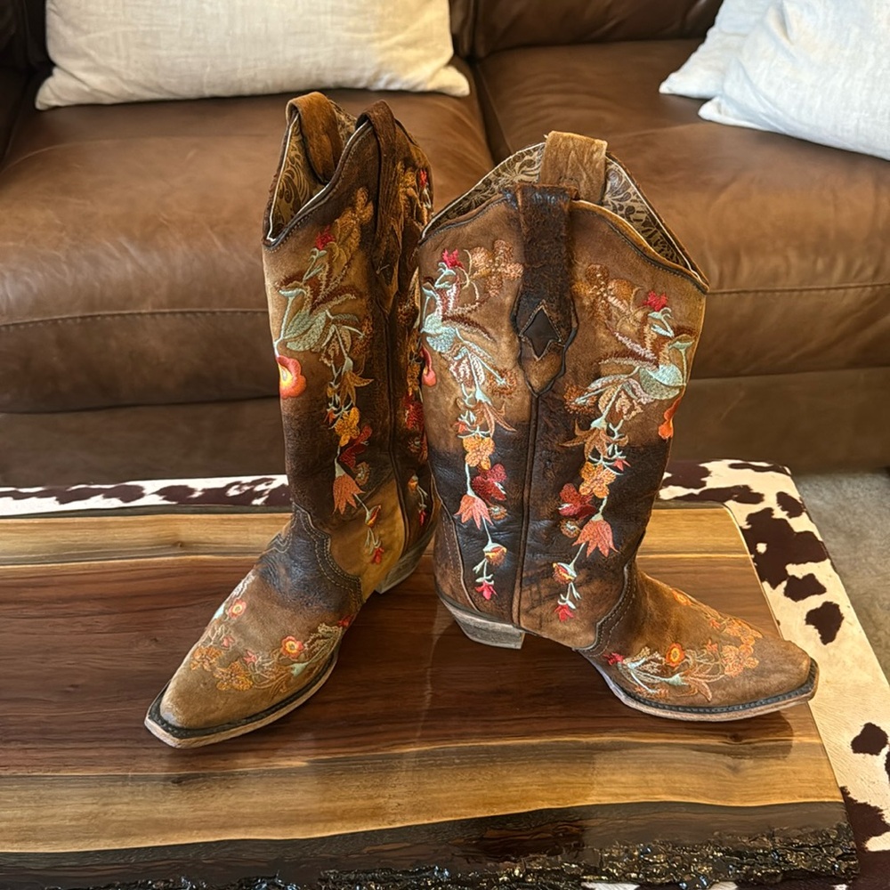 Corral embroidered cowboy cowgirl boot